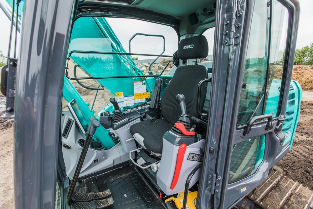 Ruime en moderne Kobelco cabine is de meest comfortabele werkplek voor een machinst