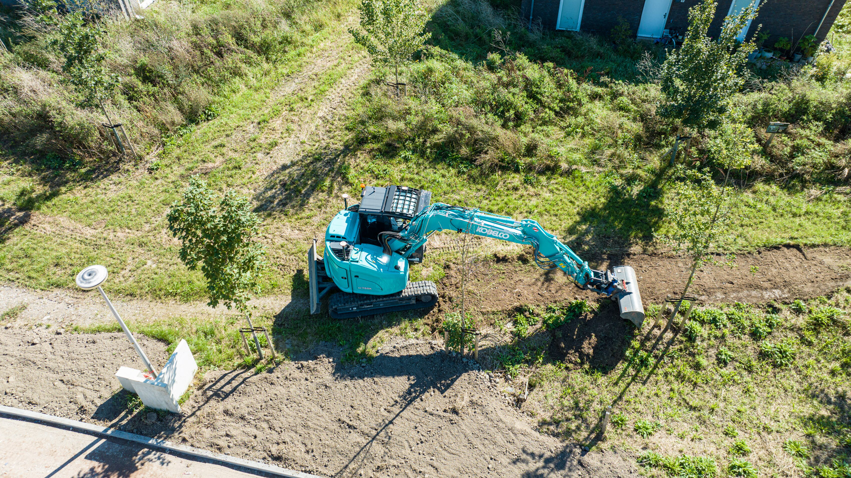 Kobelco SK75 rupskraan met SMP draaikantelstuk en GPS op klus in GWW project