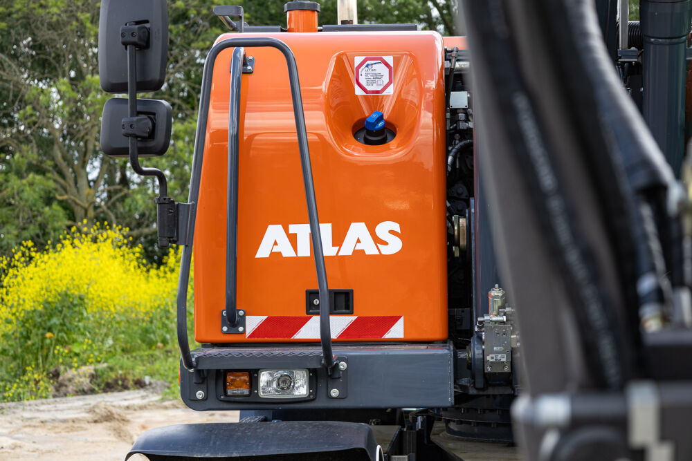 Atlas AdBlue tank en zijaanzicht met verkeersverlichting en zijspiegels
