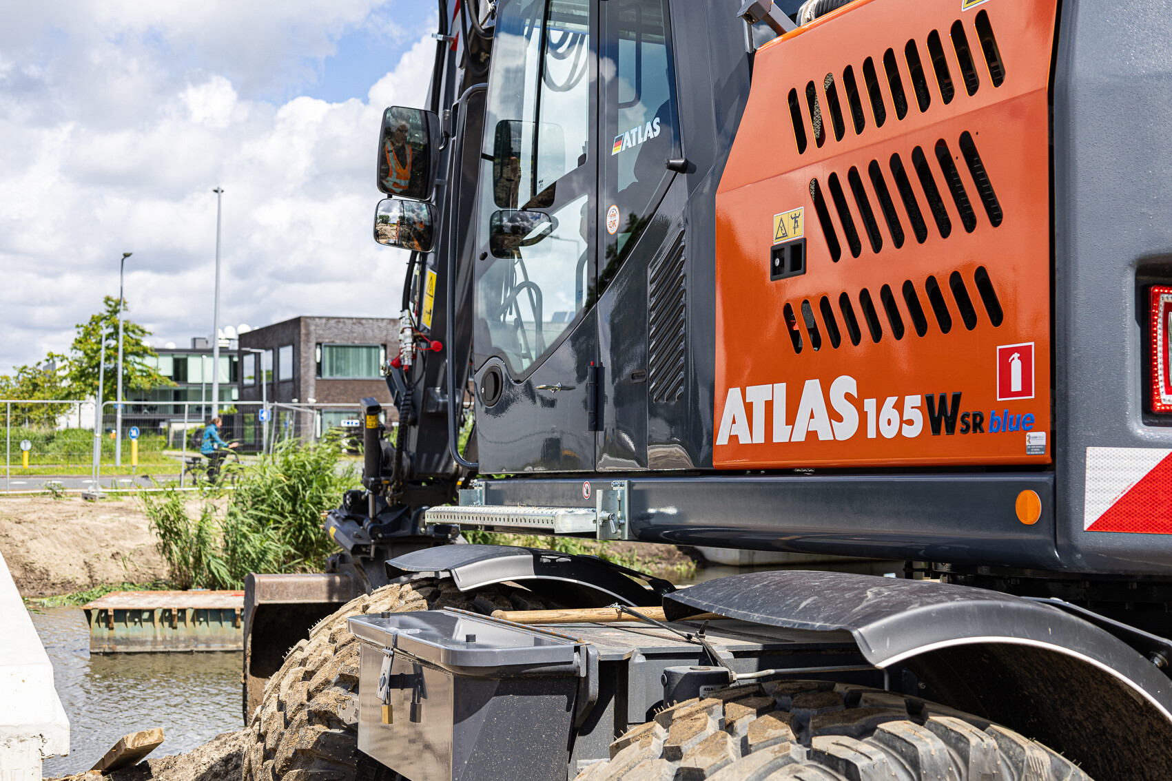 Atlas 165Wsr zijnaaanzicht met typeaanduiding, kunststof spatborden, treeplank en gereedschapskist optioneel