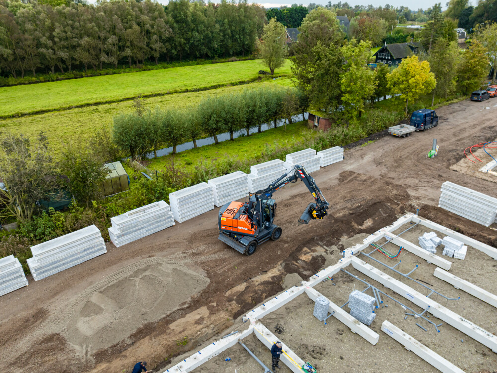 Dronefoto van Atlas graafmachine met wielen vanaf boven