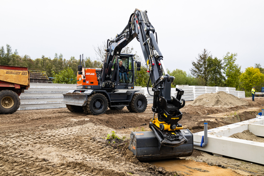Voor extra flexibiliteit is deze Atlas mobiele graafmachine uitgerust met een Engcon draaikantelstuk