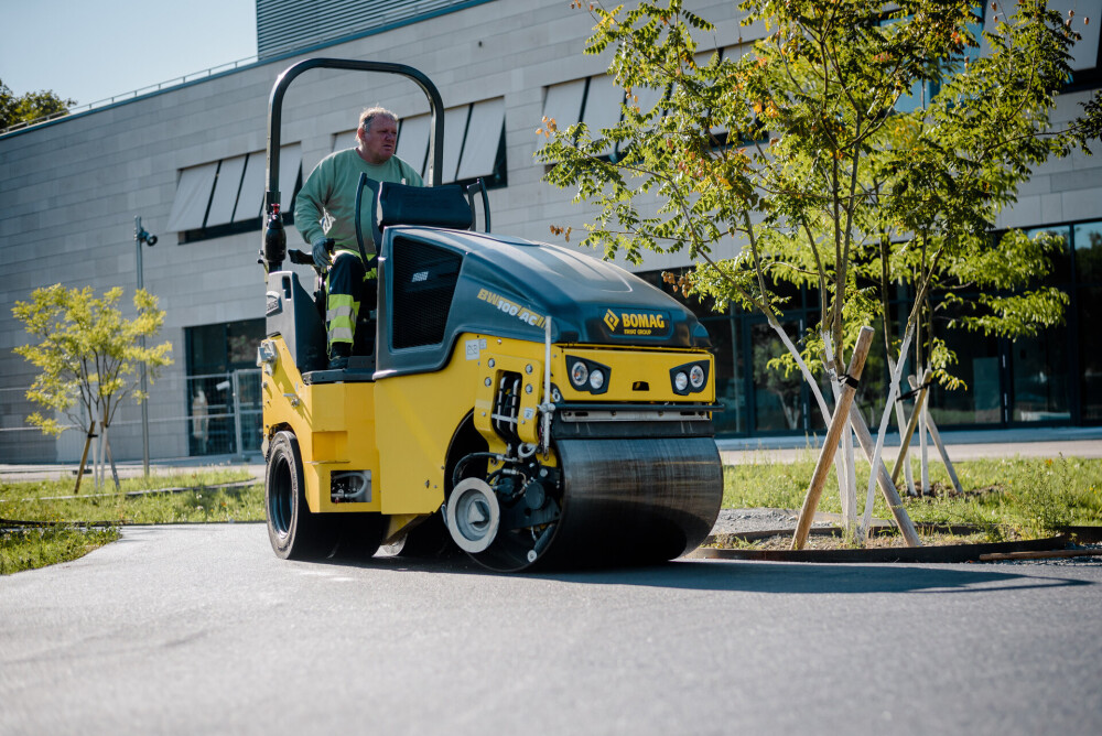 Bomag combiwals voor asfalt met kantensnijder