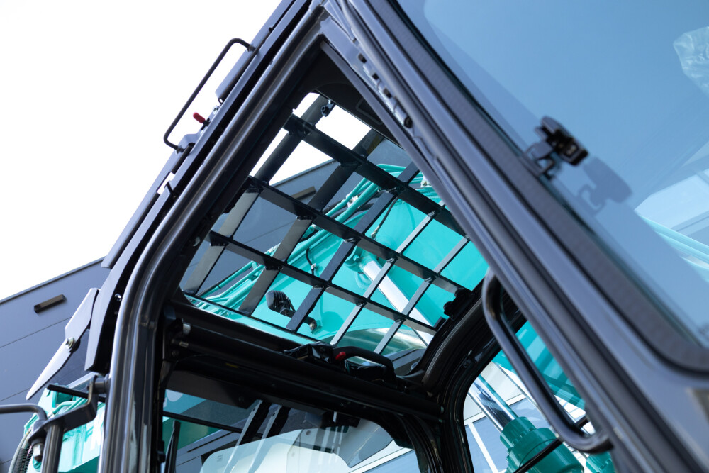 Het veiligheids rooster op het dakraam van de rupskranen, maken de Kobelco's veilig