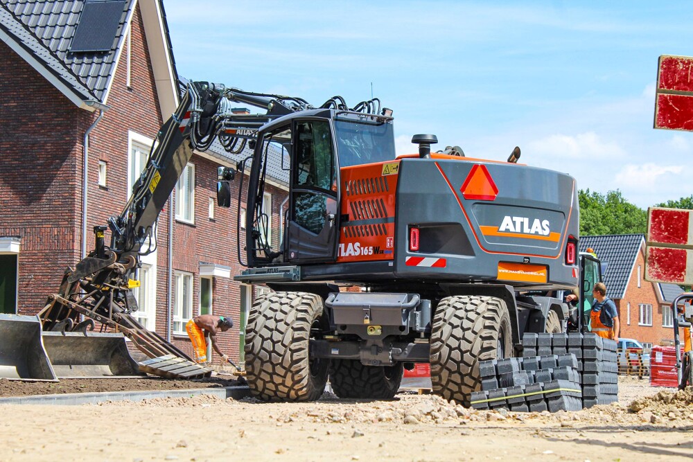 Compact draaiende Atlas 165Wsr mobiele kraan aan het werk in woonwijk